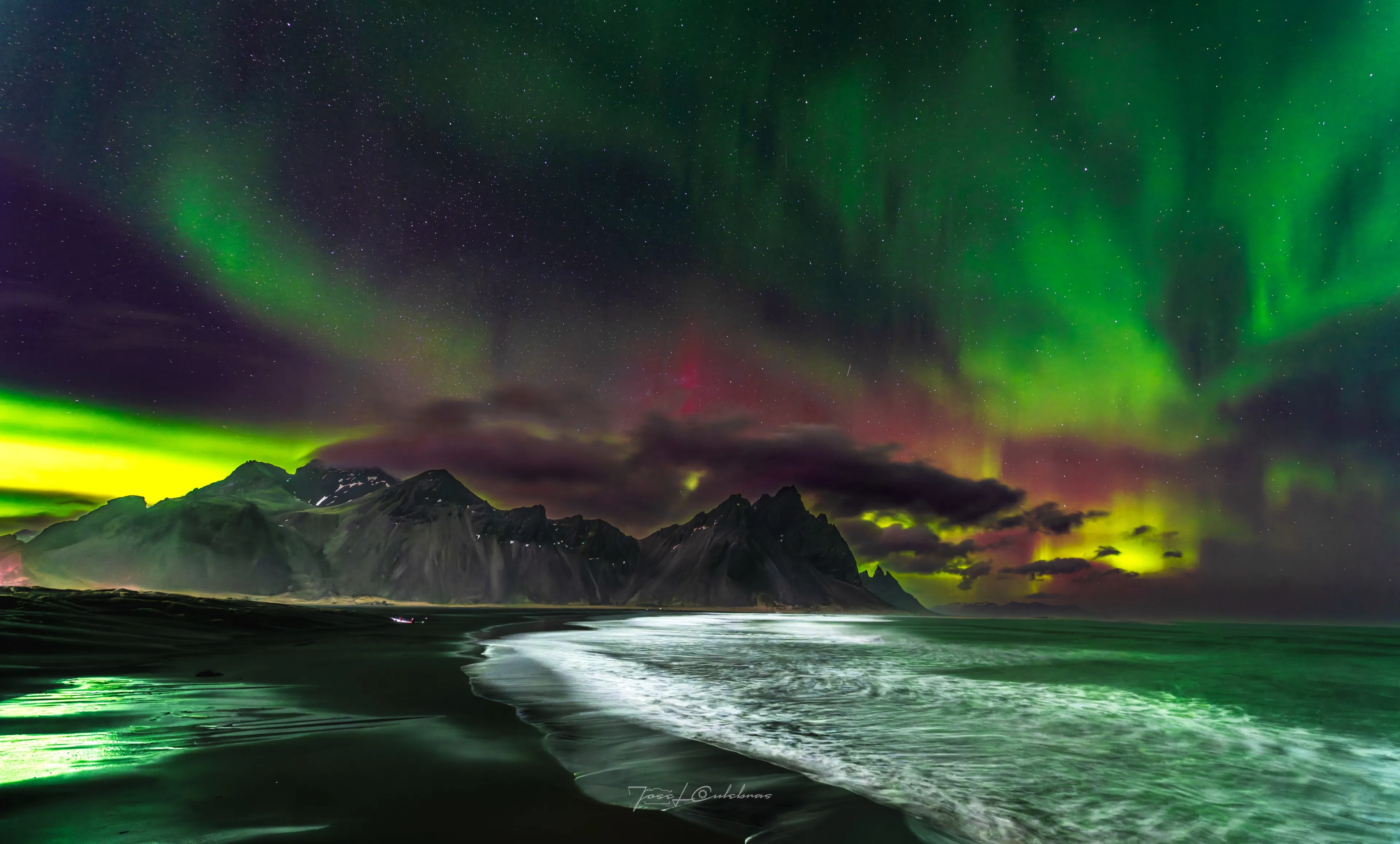 Reflejos en Stokksnes — Auroras Boreales