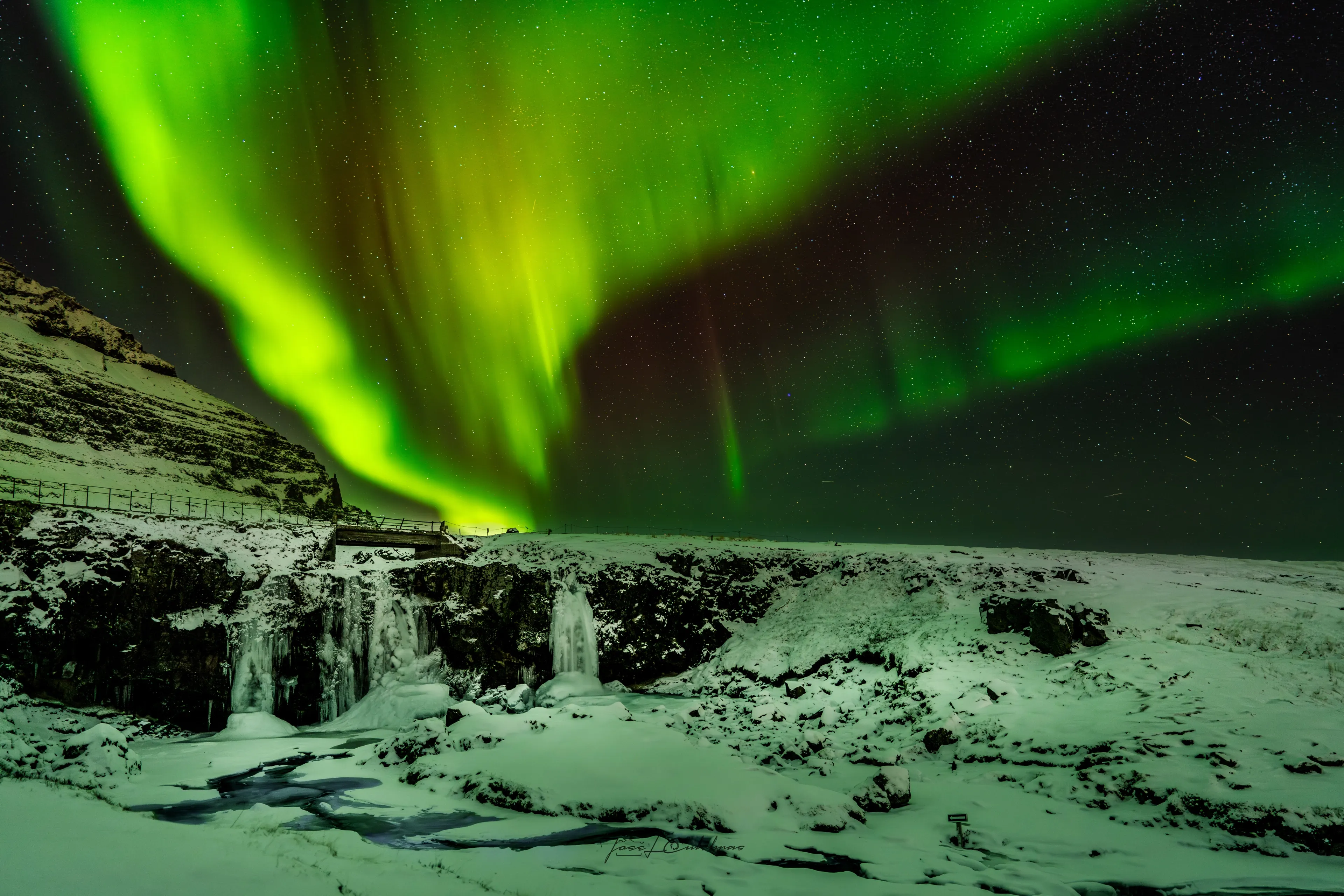 Cascada Congelada en Kirkjufell — Auroras Boreales