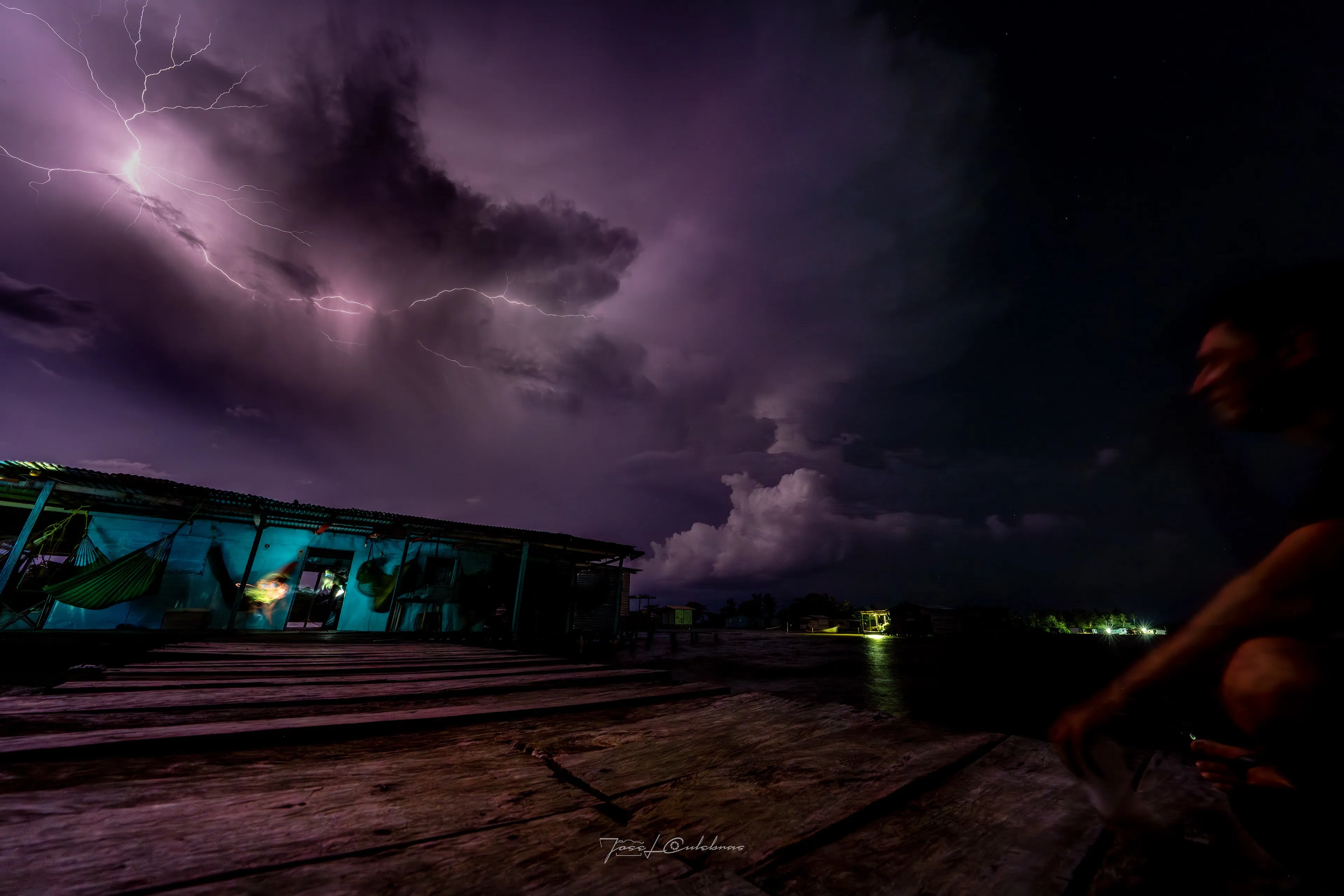 Ologá — pueblo palafito bajo la tormenta