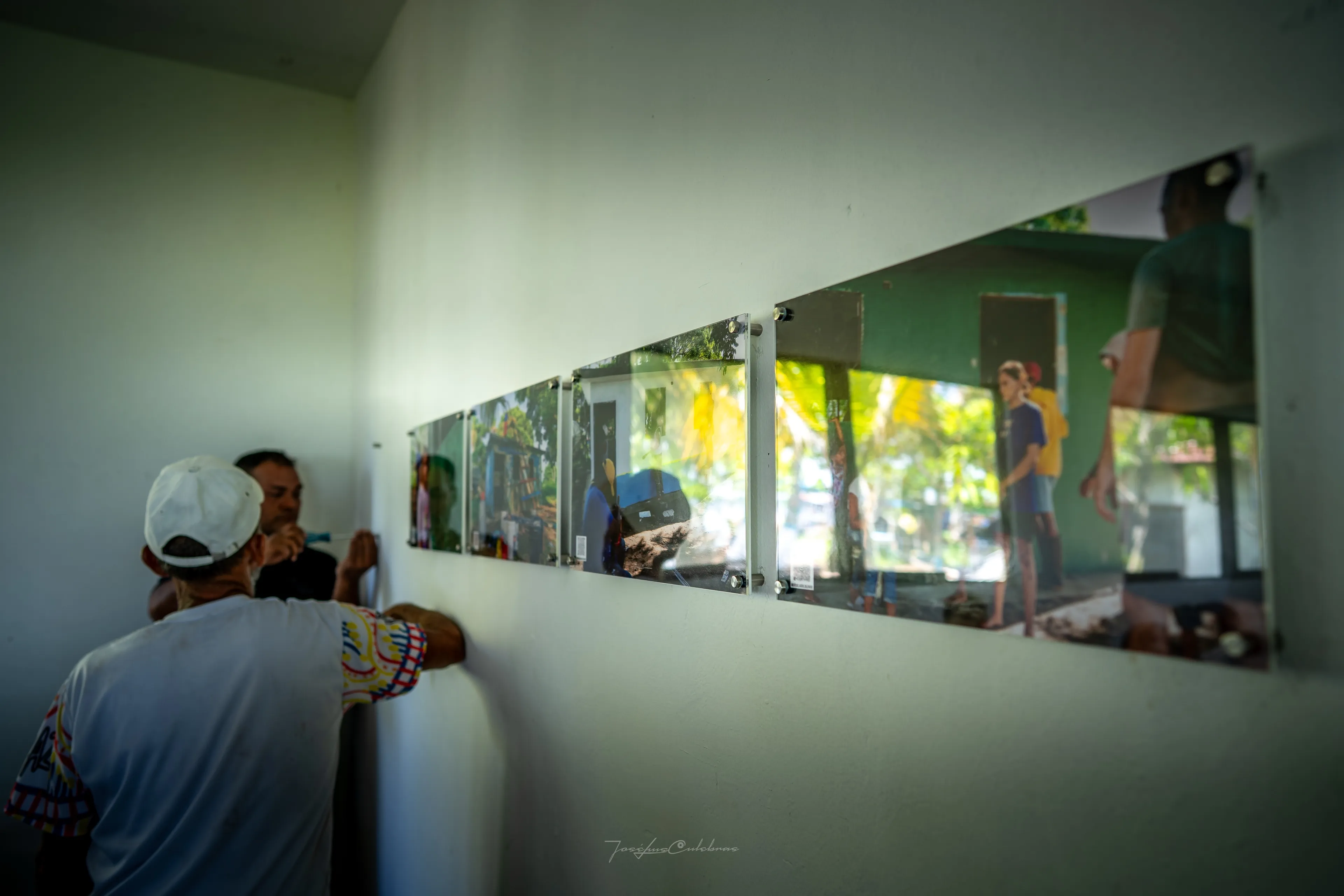 Montaje de las obras fotográficas junto a la comunidad