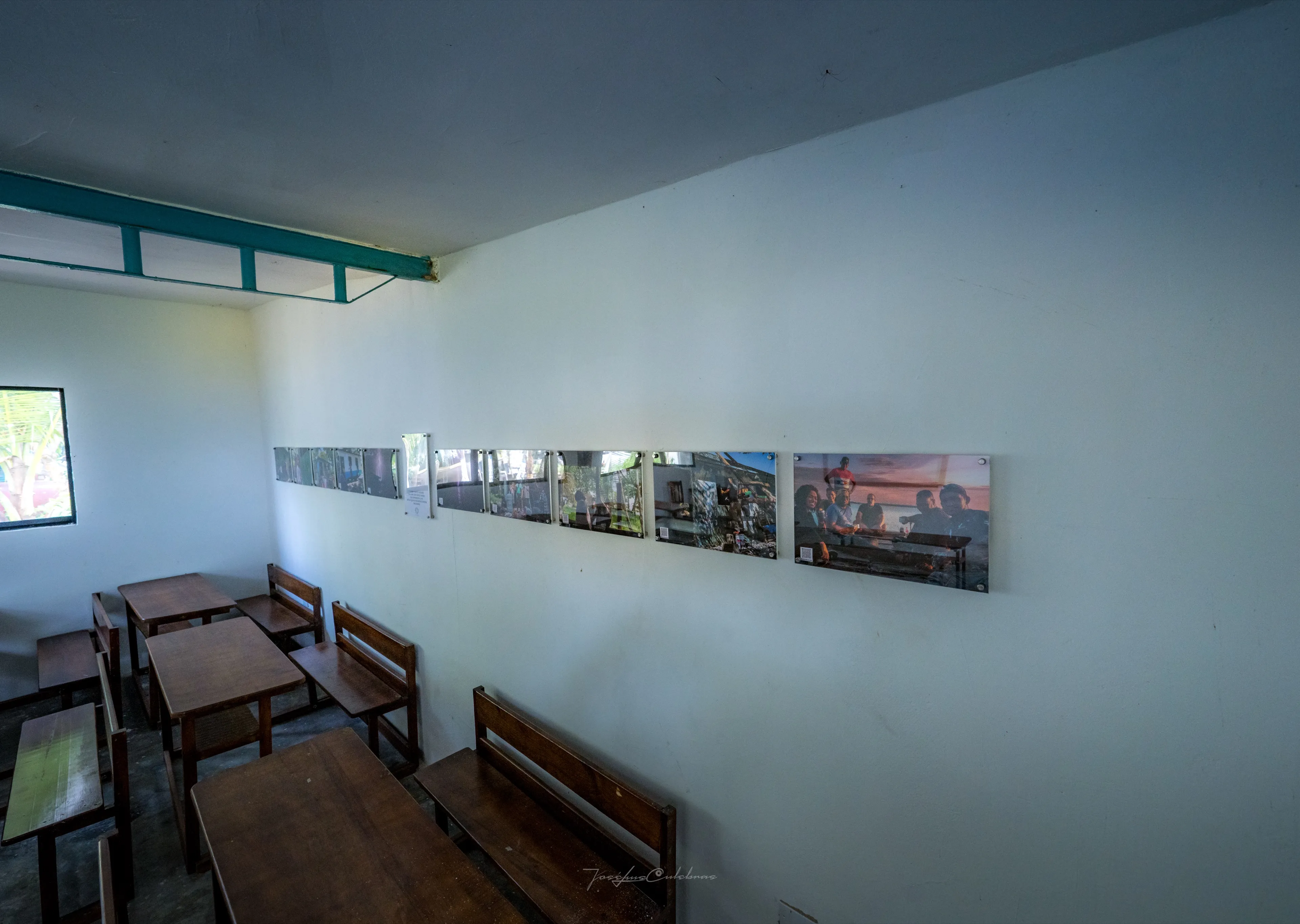 Interior del aula con la exposición fotográfica montada