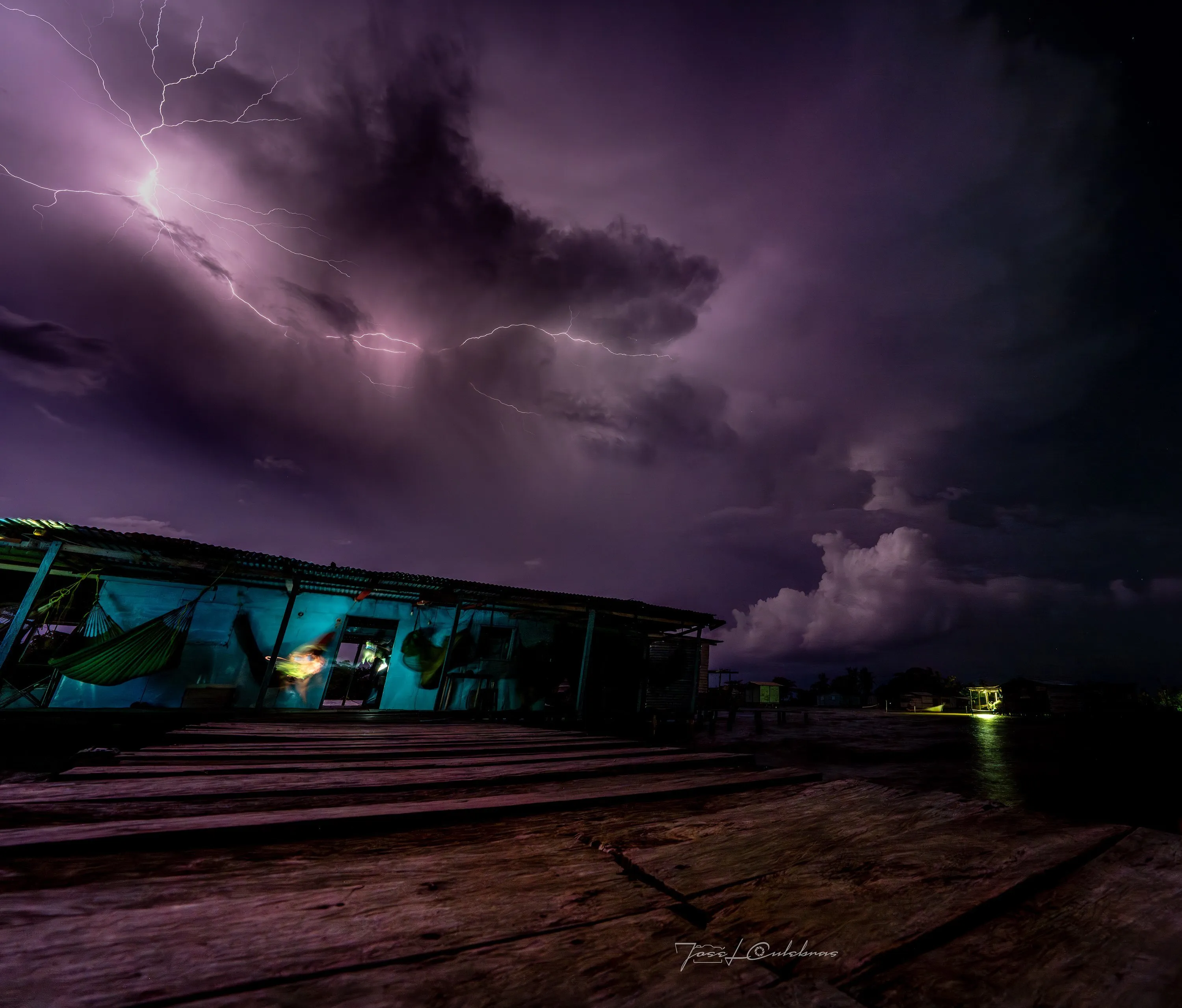 Ológá — pueblo palafito bajo la tormenta