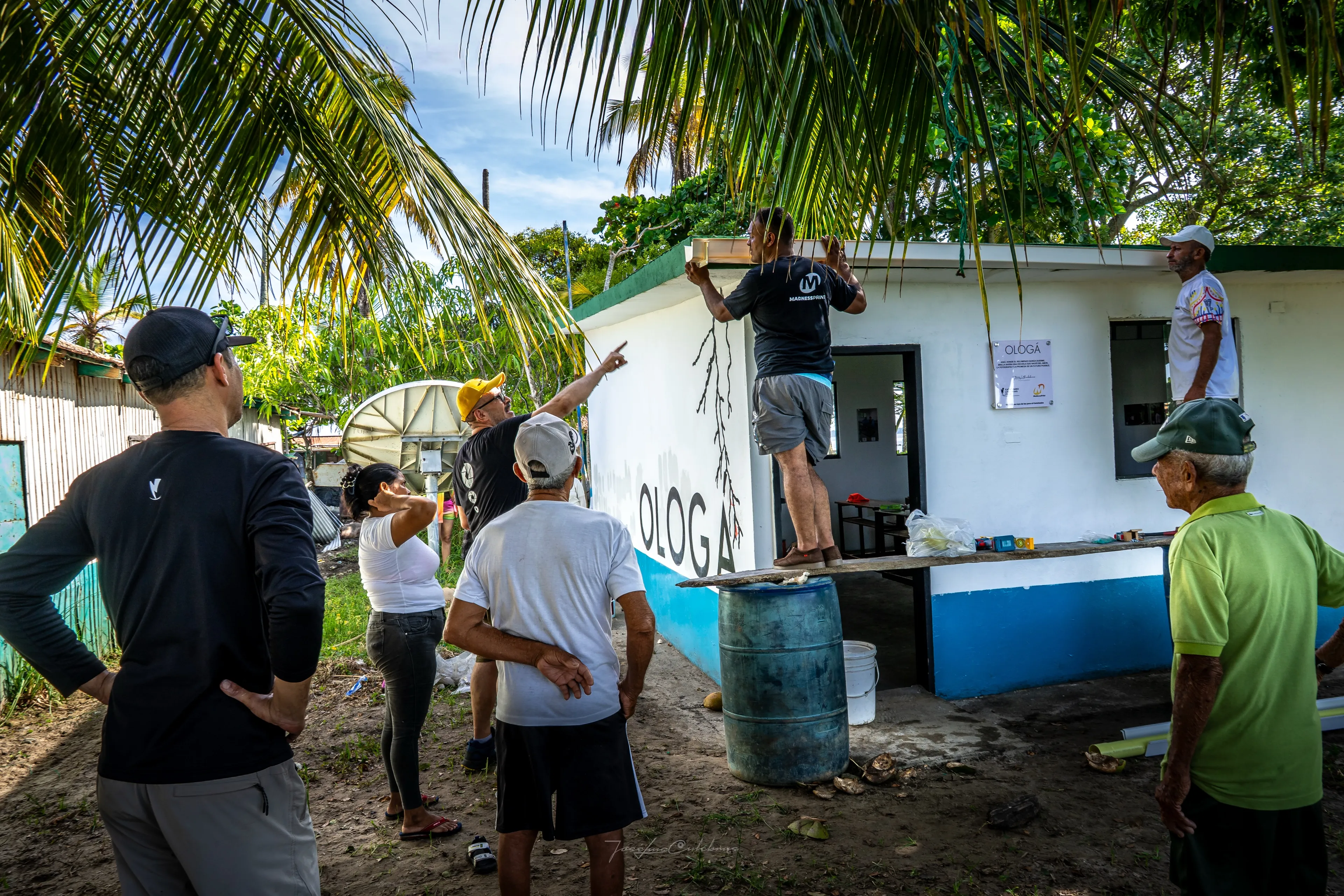 La comunidad trabajando en la escuela
