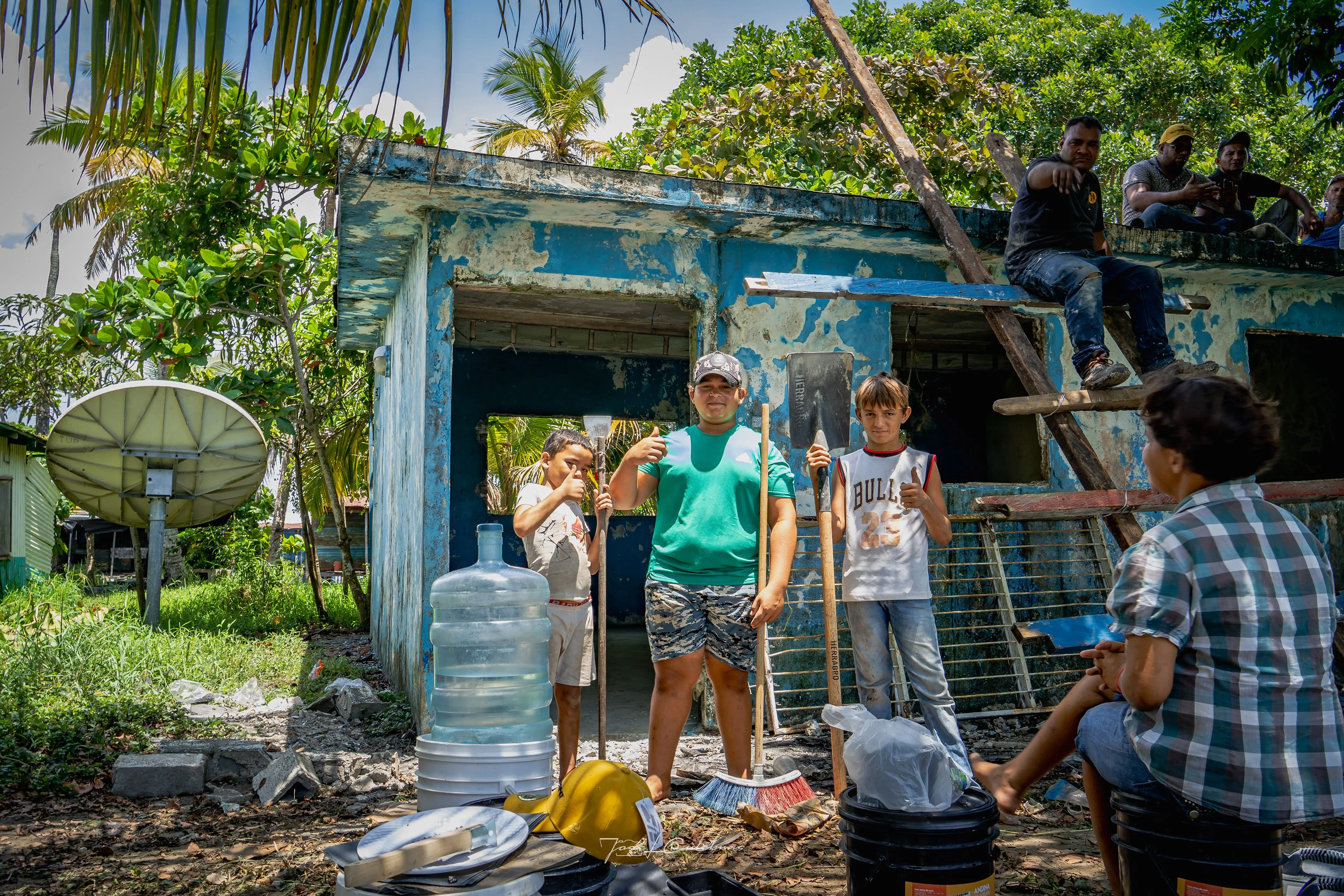 La comunidad trabajando en la escuela