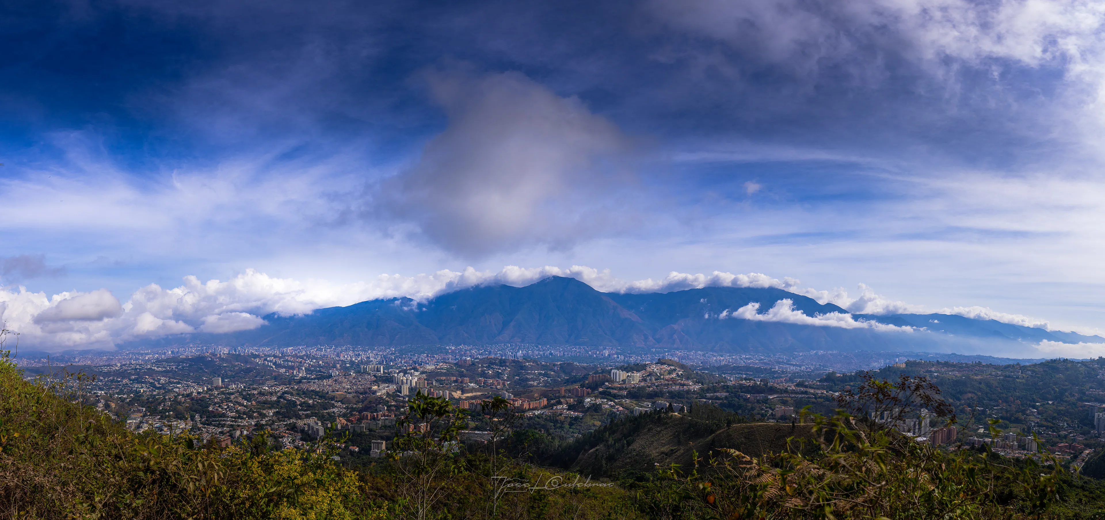 La Ciudad bajo la Sierra — Venezuela Indómita