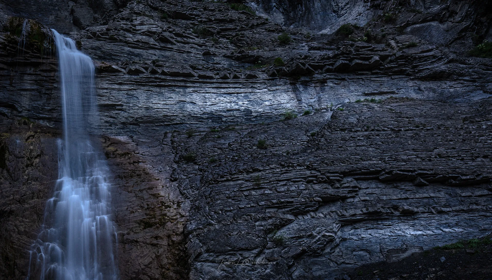 Cortina sobre los Estratos — Los Pirineos