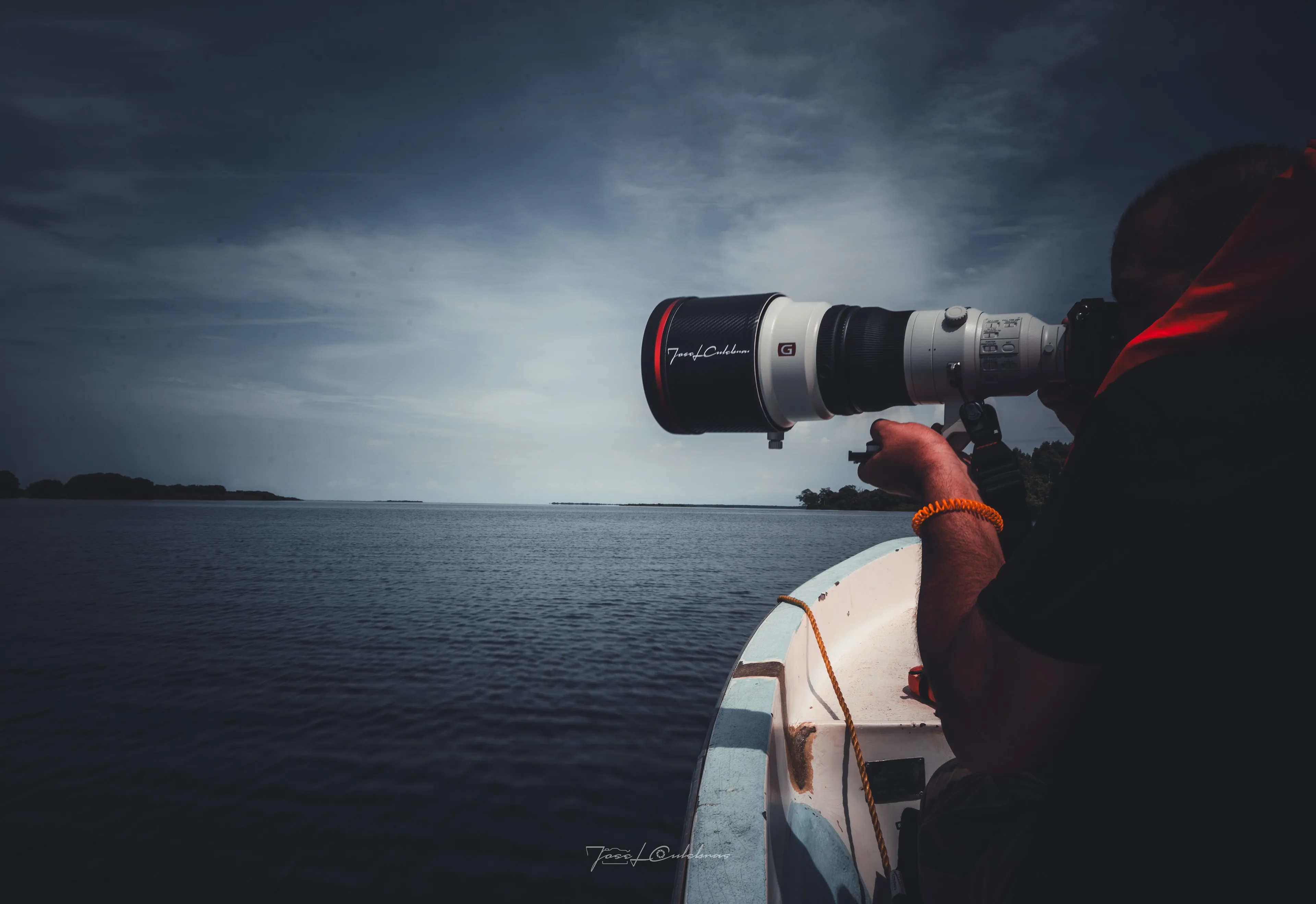 Fotografiando desde la lancha en la expedición del Catatumbo
