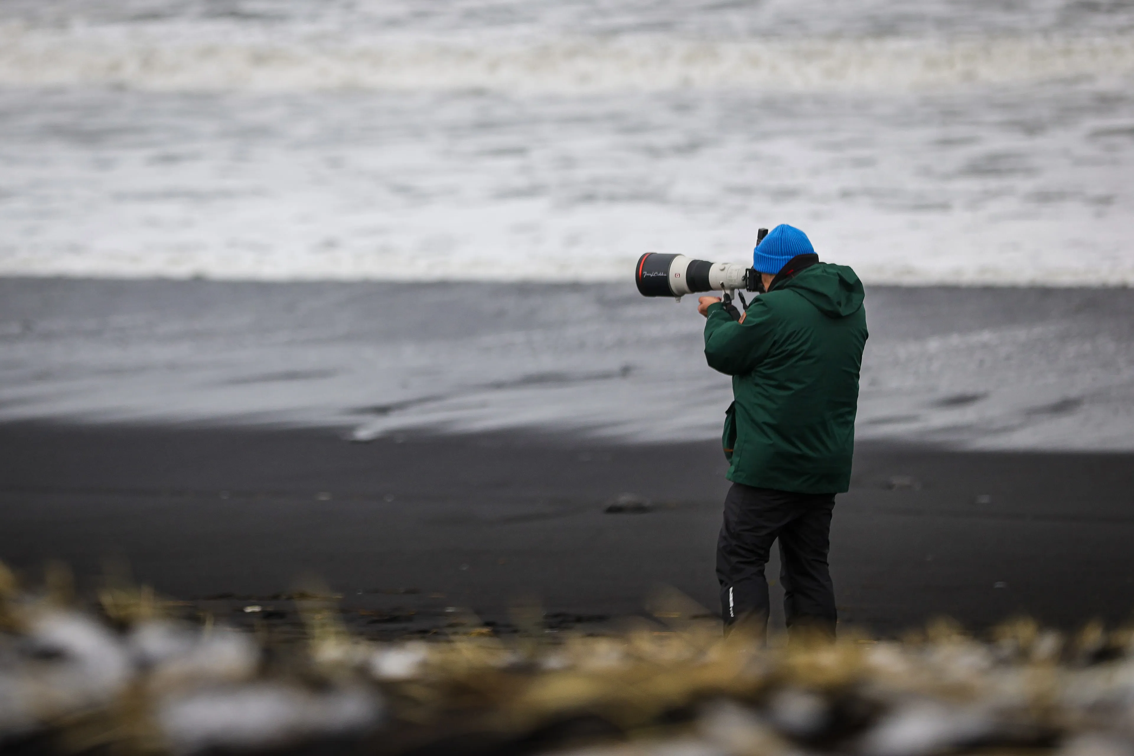 Con el teleobjetivo en la playa negra de Islandia
